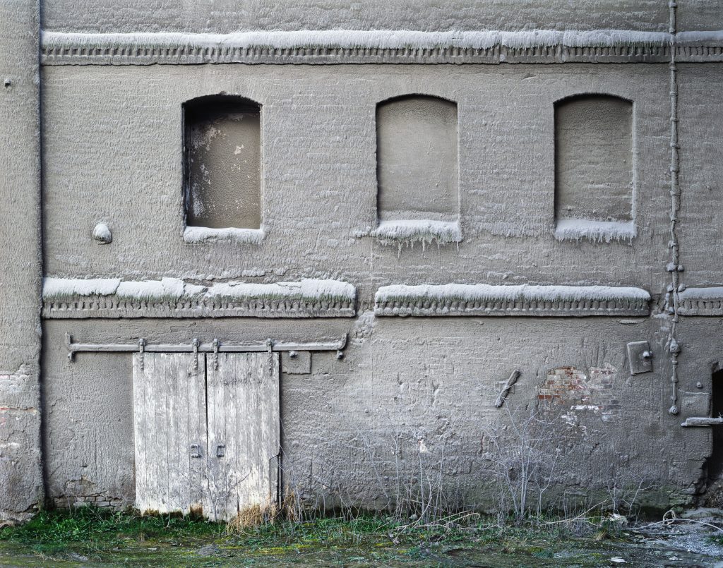 Mehr als Grau, Zementablagerungen auf einer Gebäudewand, Lägerdorf, Laegerdorf, Schleswig-Holstein