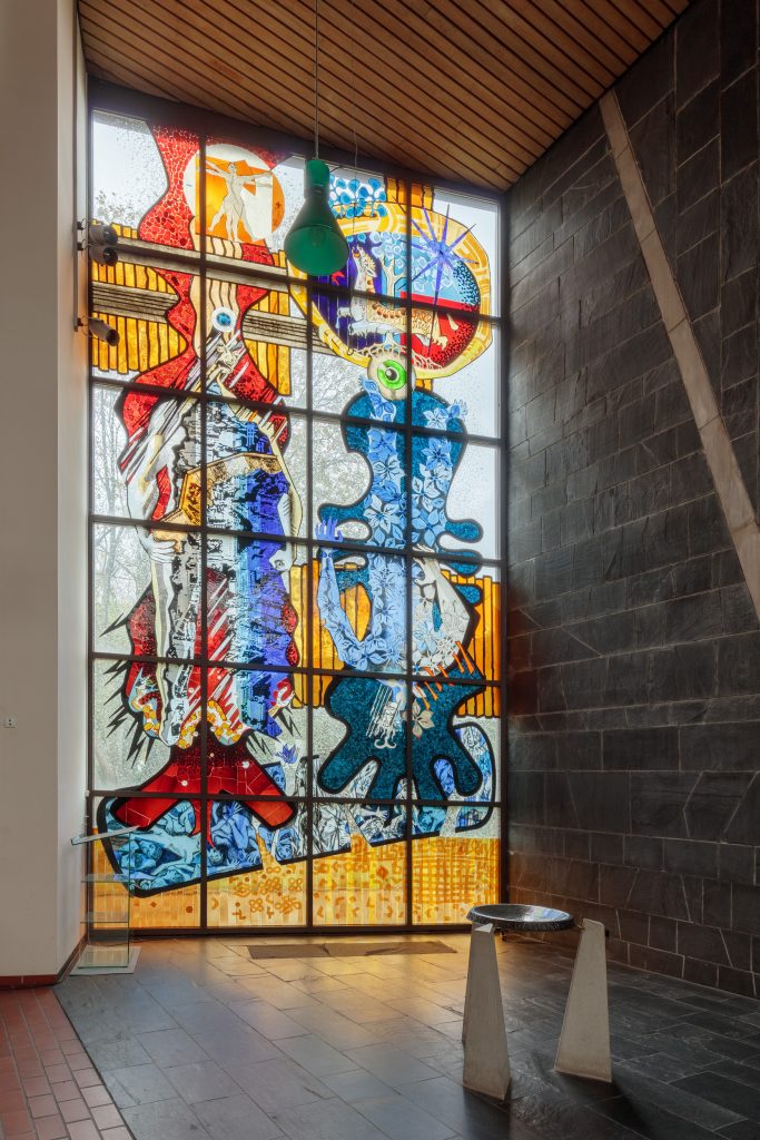 Trinity Church / Dreifaltigkeitskirche Essen. Das Bild zeigt ein Glasfenster, das von dem Künstler Henk Schilling entworfen wurde.