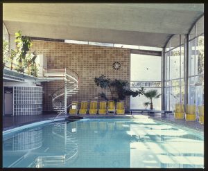 Lindebad Badenweiler, erbaut 1958, Architekt: Horst Linde, Fotoaufnahme: Analogaufnahme auf 6x7 cm FUJI Diafilm. Das Schwimmbad wurde saniert.