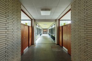 Die Grundschule an der Kampstraße in Marl wurde 1966 nach einem Entwurf des Architekten und Stadtplaners Günther Marschall gebaut. In die Jahre gekommen und nicht mehr genutzt wurde 2020 entschieden, das Gebäude unter Denkmalschutz zu stellen und zum Kultur und Begegnungszentrum umzubauen. Das Skulpturenmuseum und die Stadtbibliothek werden nach dem Umbau dort zu finden sein.