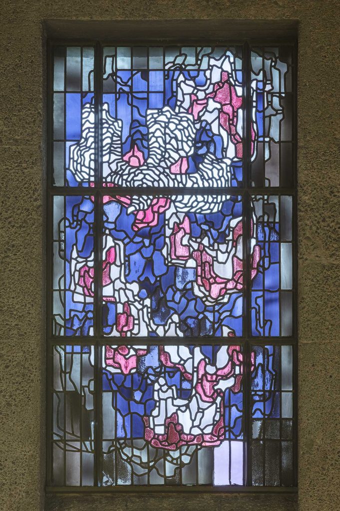 Kirche St. Gertrud, Köln, Architekt: Gottfried Boehm, Entwurf: 1960, Übergabe: 1965, Fenster, Symbol Taube des Heiligen Geistes, Gottfried Böhm, 1964, Fenster im Schiff, Antikglas/Blei